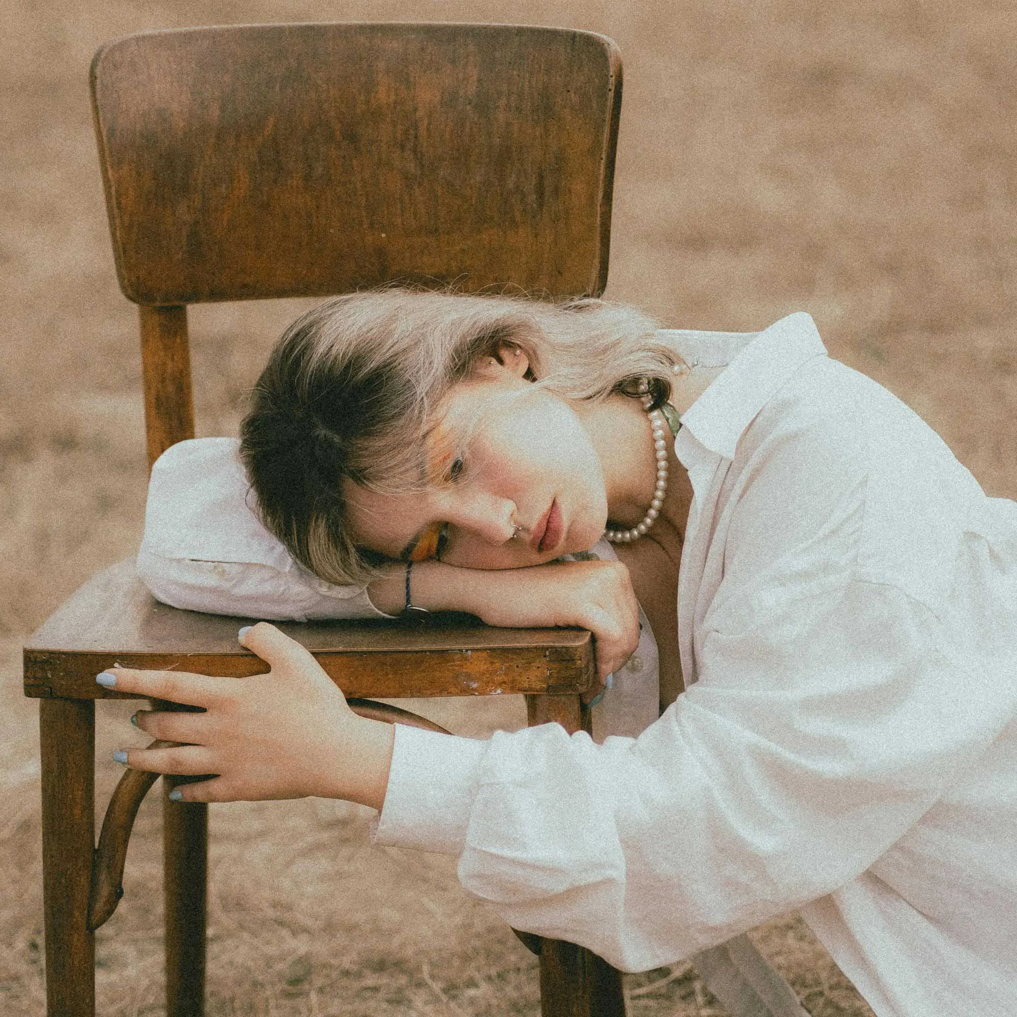 cô gái có dấu hiệu bị thao túng tâm lý trong tình bạn