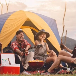 staycation - nhóm bạn cắm trại