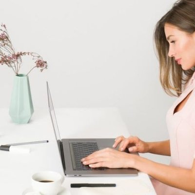 cô gái đang làm việc tăng sự tỉnh táo