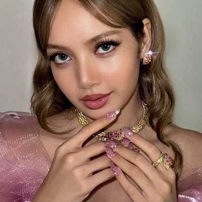 Lisa (BLACKPINK) với bộ móng tay ánh nhũ lấp lánh tại Emmy Awards 2025