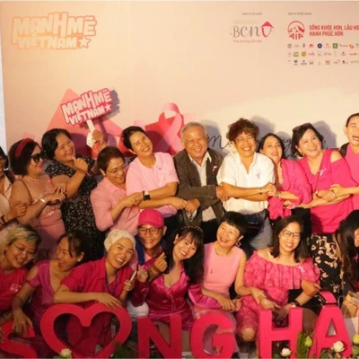 khách mời áo hồng chụp hình