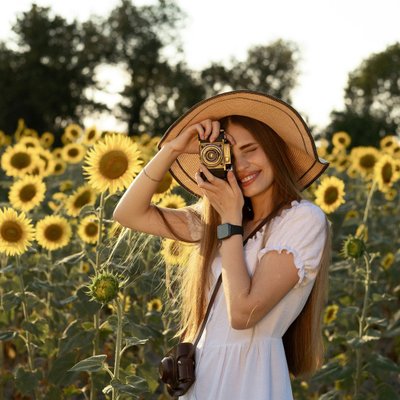cô gái ở cánh đồng hoa đang chụp hình rất hạnh phúc