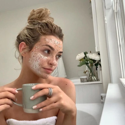 Cô gái thư giãn với mặt nạ thiên nhiên giúp làm mờ thâm mụn tại nhà