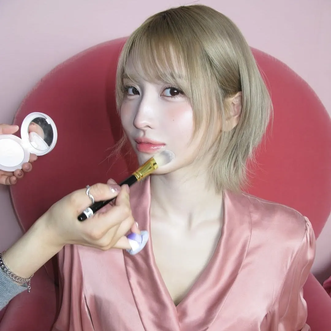 MOMO đang makeup bằng cọ trang điểm