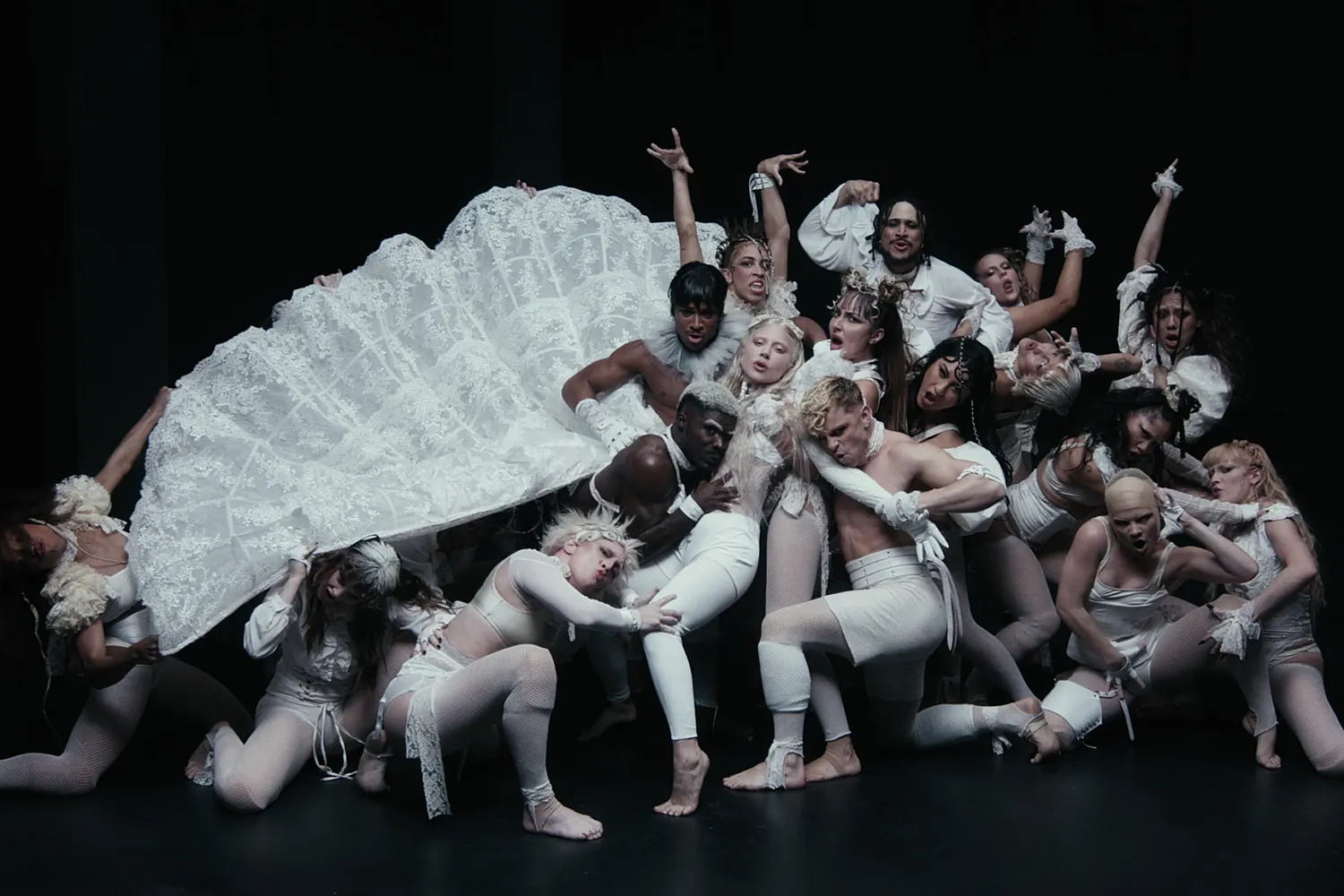 thiết kế đầm xoè trắng lady gaga