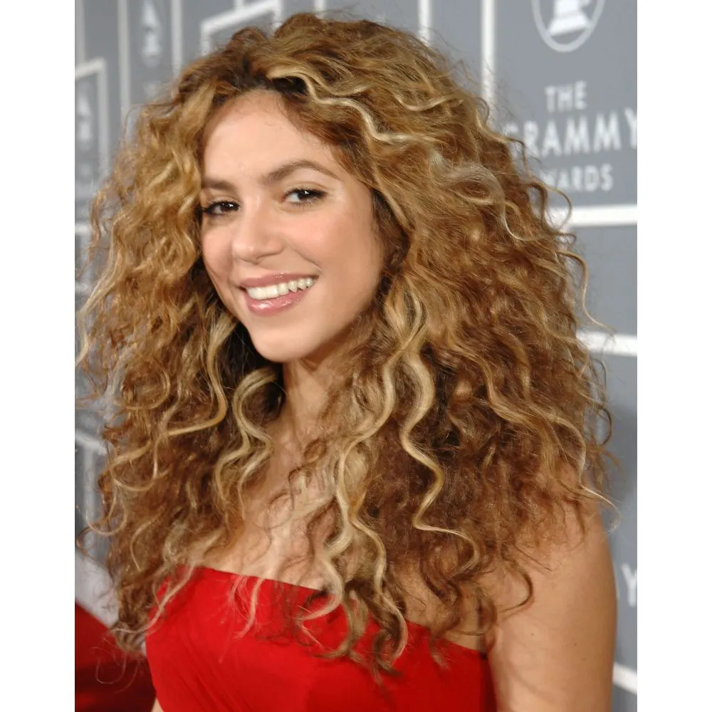 Hình ảnh Shakira với tóc xoăn.