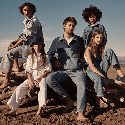 nhóm bạn mặc trang phục denim mango