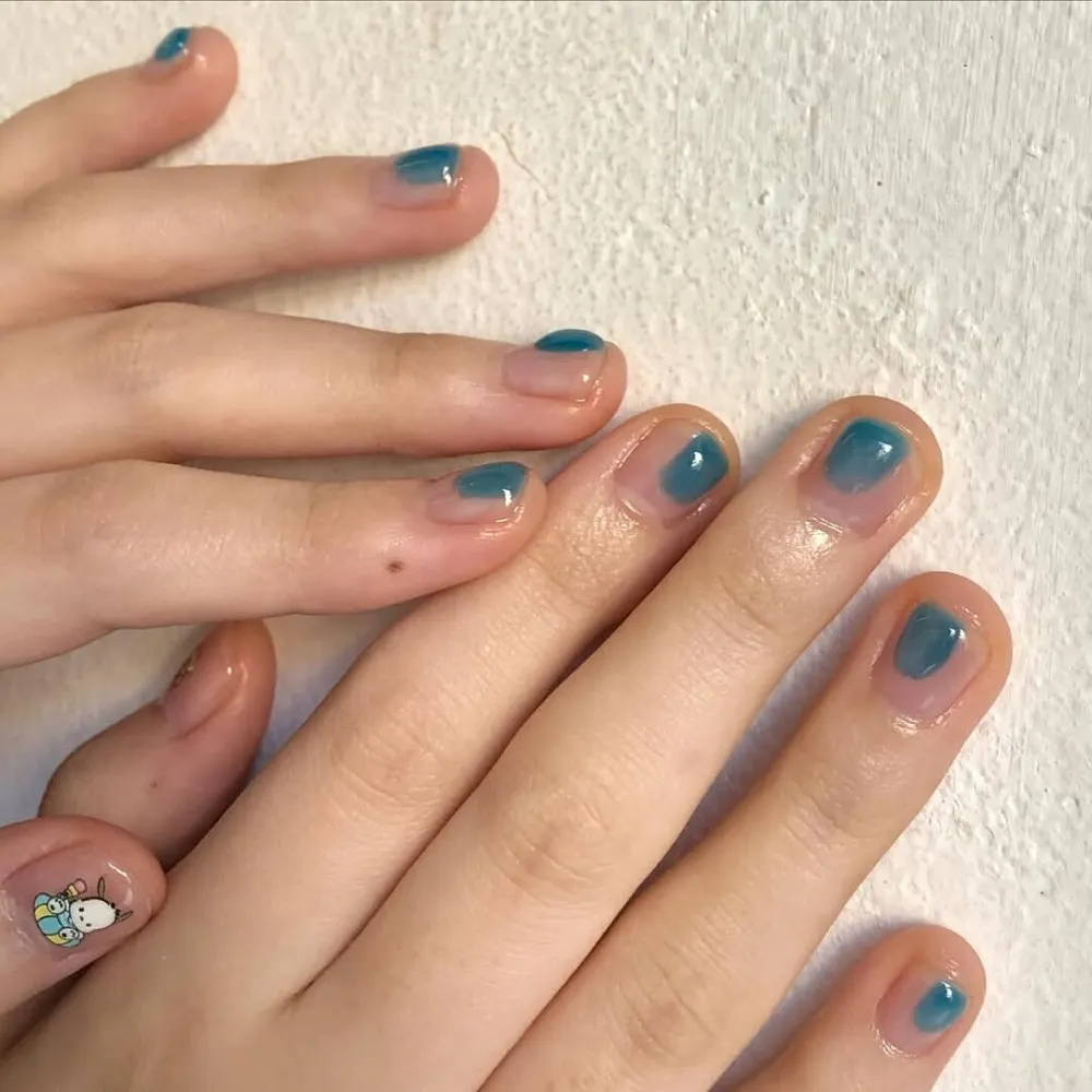 Đôi tay với kiểu nail xanh