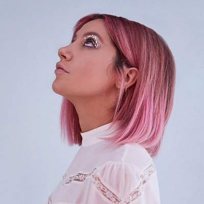 Ashley Tisdale tóc màu hồng trong album mới