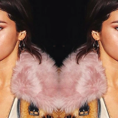 Ca sĩ Selena Gomez và những lần gợi cảm trong thiết kế váy xẻ sâu hút mắt