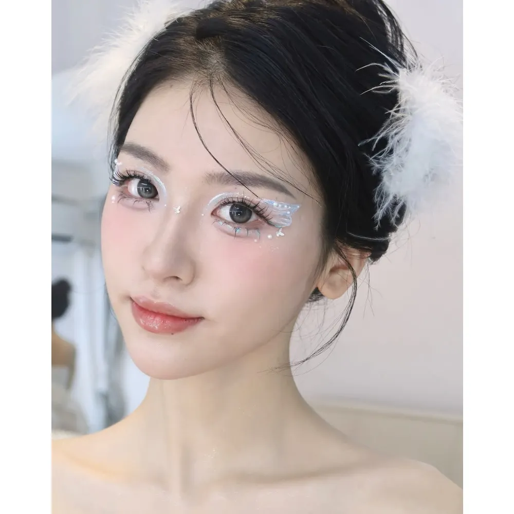 Cận cảnh đôi mắt thiên nga, makeup đi concert
