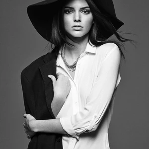 Kendall Jenner bi hacker tung anh hen ho – ellevn - 00