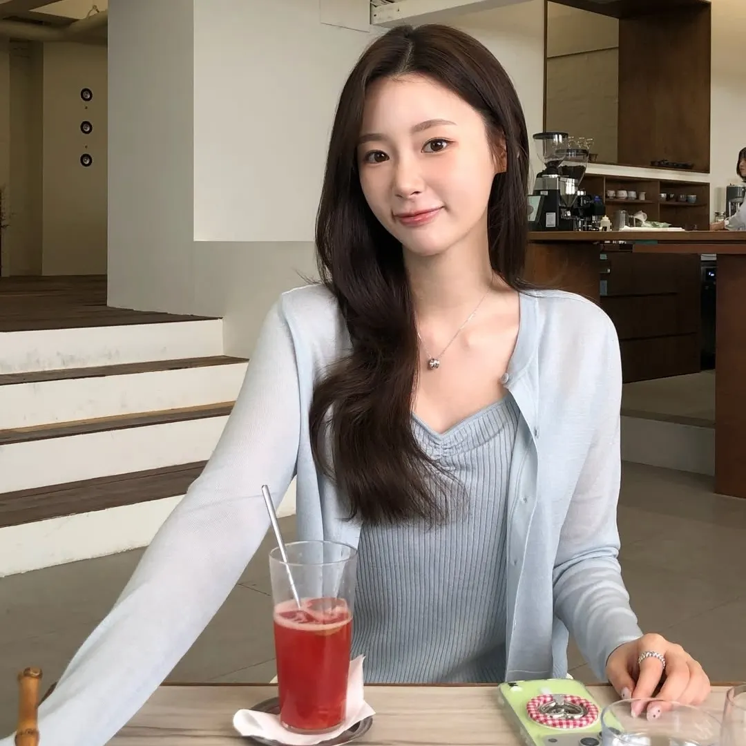 cô gái đang thưởng thức thức uống