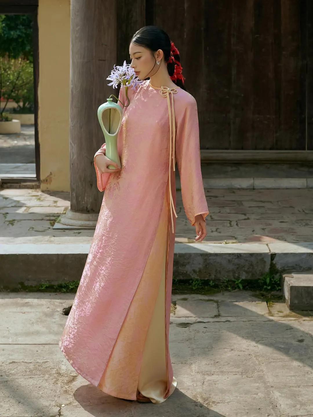 Cấu trúc 4 tà mang đến độ bay bổng tựa như những cánh hoa đang độ nở rộ, tôn vinh nét duyên dáng một cách tinh tế nhất.