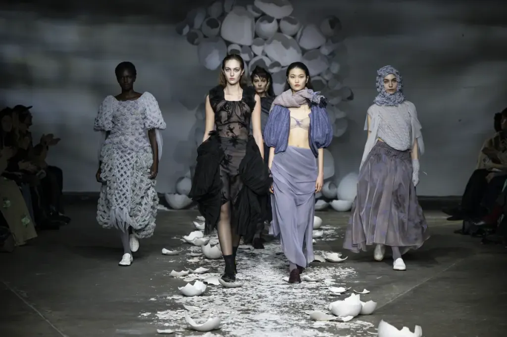 Những "nữ phù thủy" bước đi giữa những mảnh vỡ, khoác lên mình các dải vải đan bện thủ công đầy mê hoặc.