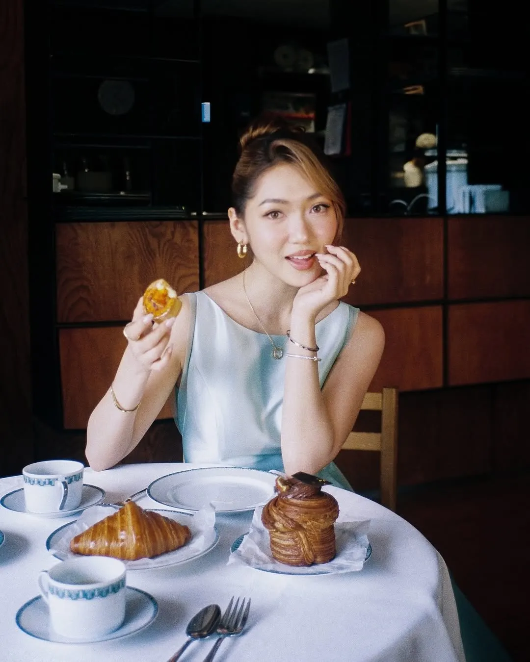 Chloe Nguyễn diện vòng tay