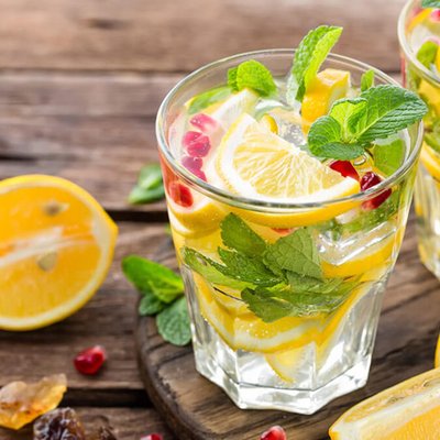 một ly thức uống giải nhiệt từ chanh vàng và lá bạc hà giúp xua tan cái nóng ngày Hè. Ảnh: flipthelife