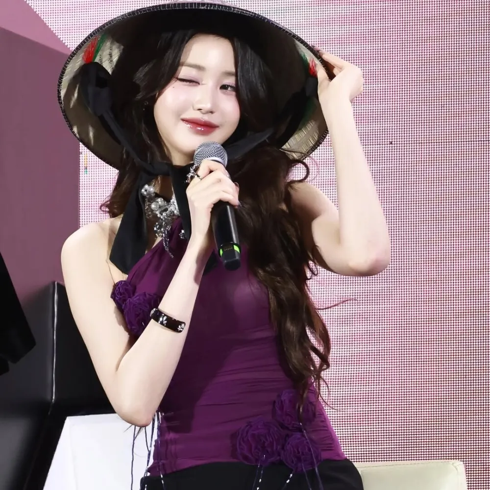 Jang Won Young đội nón lá khi đến Việt Nam