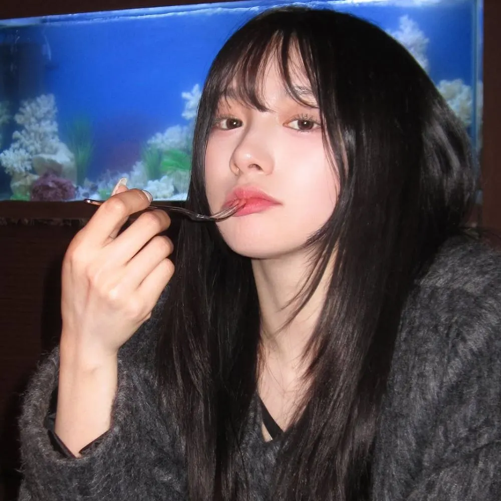 người mẫu Hàn Quốc đang ăn đêm