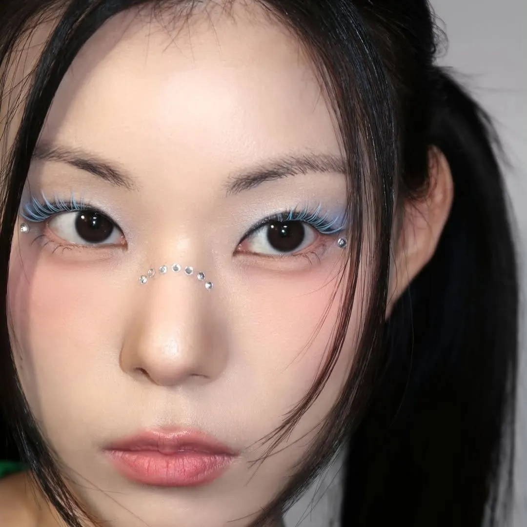 Mascara xanh dương táo bạo của người mẫu Hàn