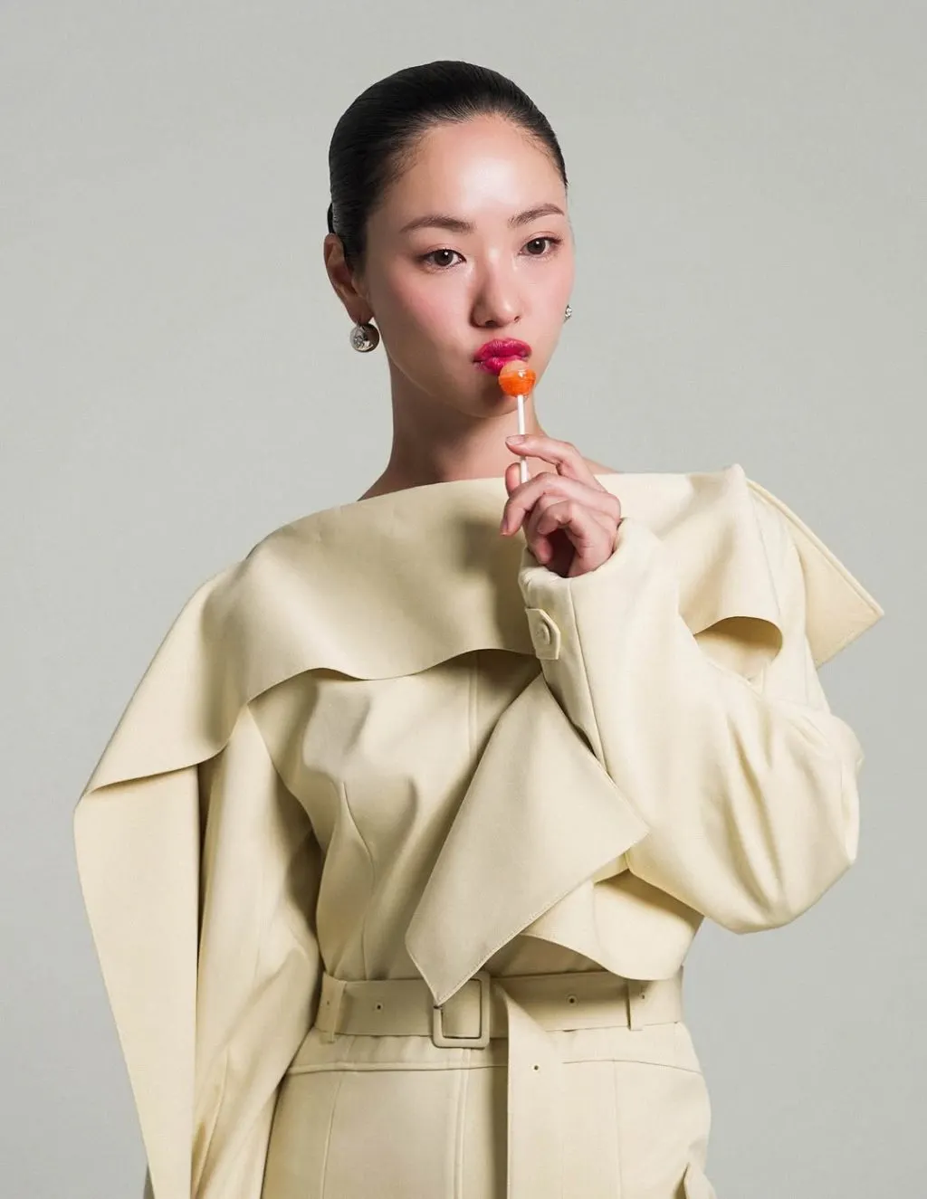 Set đồ monochrome beige của Jeon Yeo-bin