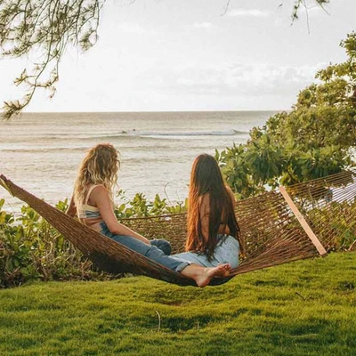 hai cô gái ngồi võng du lịch