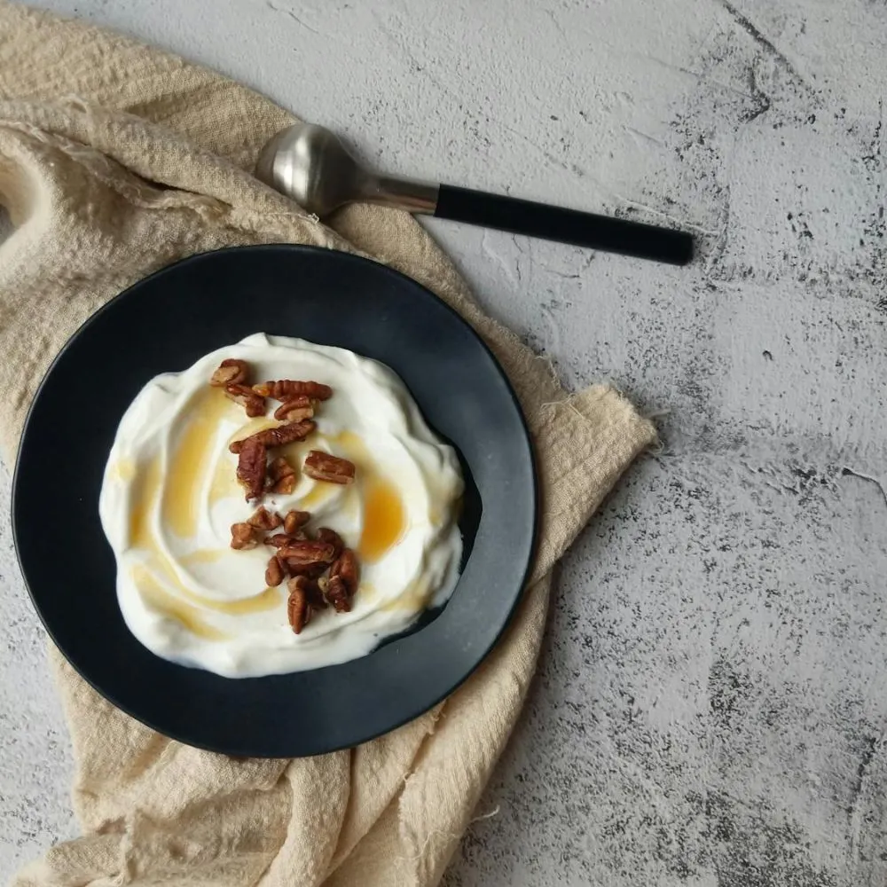 Sữa chua hy lạp giàu protein phù hợp để ăn đêm