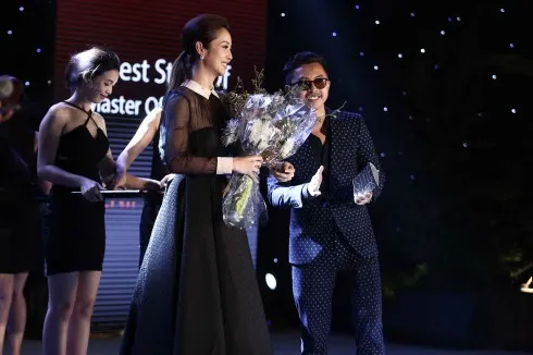 Cô rất bất ngờ khi được Bobby Nguyễn tặng hoa và xướng tên là MC ăn mặc phong cách nhất.