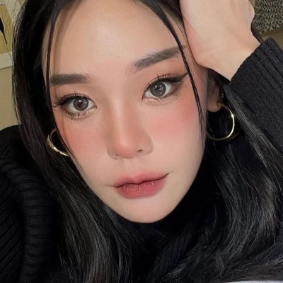 Cô gái nối mi đẹp.