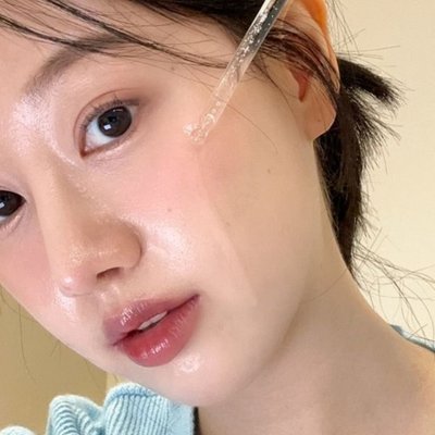 cô gái thoa serum collagen