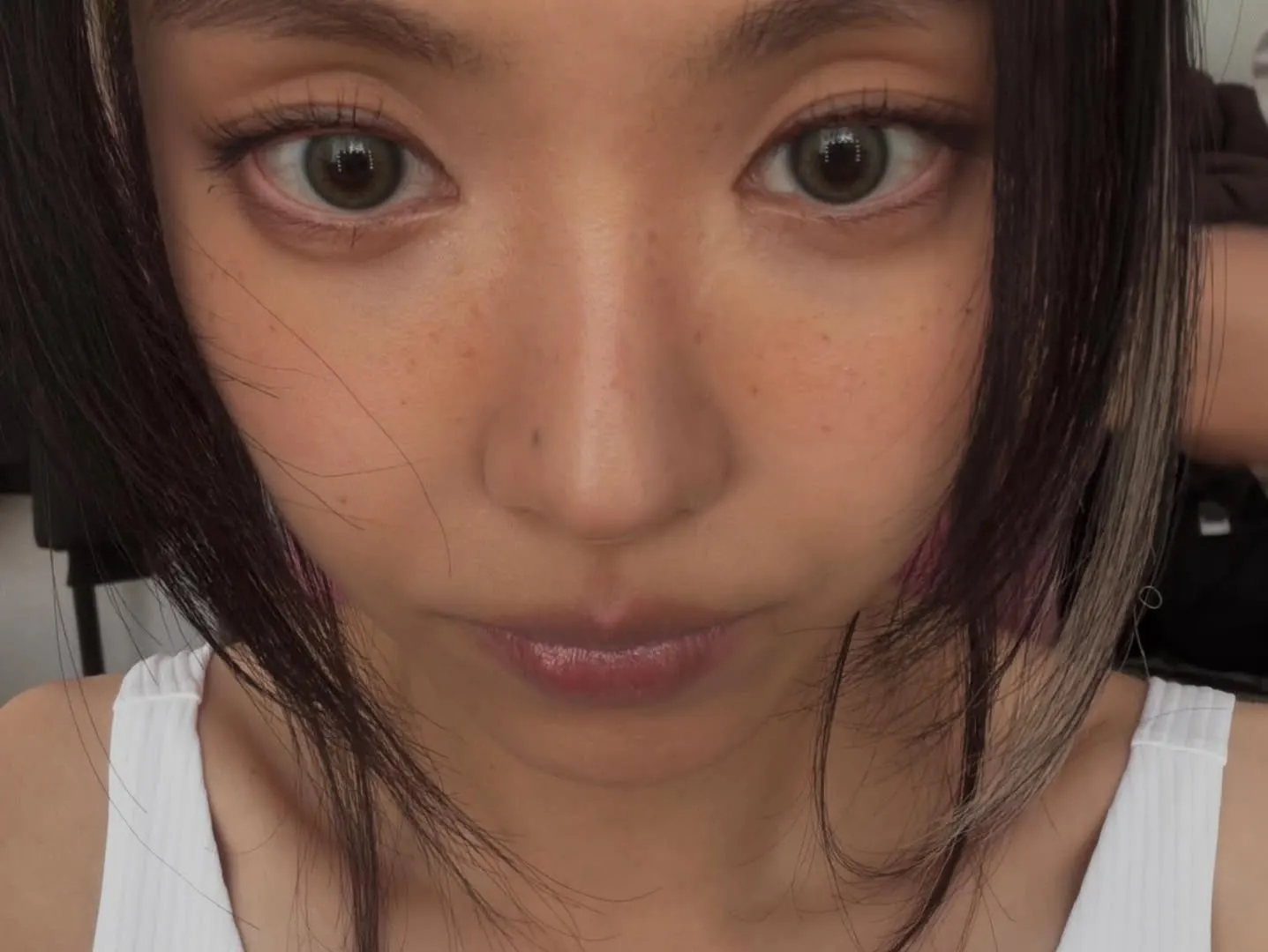 Cô gái da nâu trang điểm tone cam đất