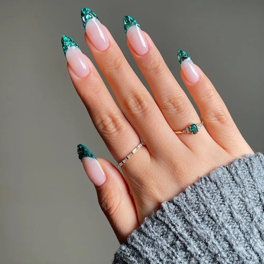 Hình ảnh thiết kế móng tay French tip với đính kết đá Emerald.