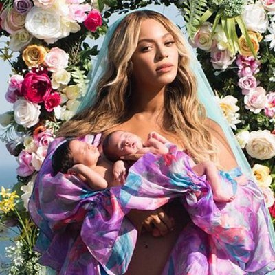 Beyoncé công bố hình ảnh của cặp song sinh nhân dịp đầy tháng của hai bé