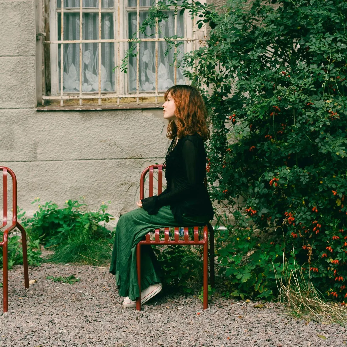 Cô gái đầm xanh ngồi ở kế cạnh cửa sổ thực hiện trắc nghiệm DISC 