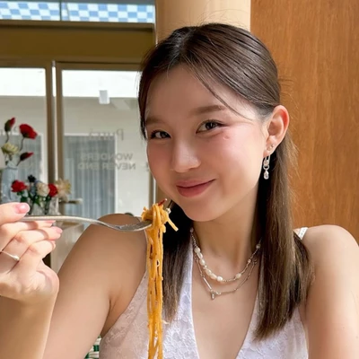 cô gái cười tươi - khoai lang