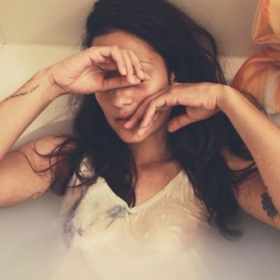 người phụ nữ trong bồn tắm