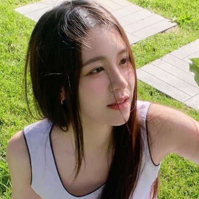 Cô gái cầm chiếc lá-thảo dược làm đẹp