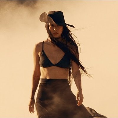 Lee Hyori gây bất ngờ với phong cách thời trang trong MV mới - ELLE