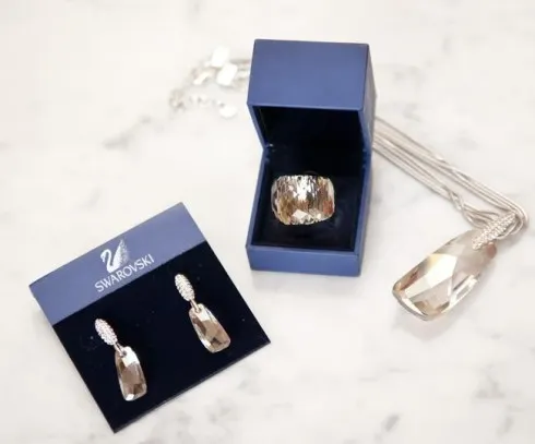 Bộ trang sức Swarovski được chị Thúy Hằng tặng trong một chuyến công tác ở Singapore được Thúy Hạnh giữ gìn rất cẩn thận.