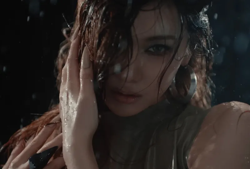 Hình ảnh Ningning (aespa) với phong cách "wet look" trong MV "Dirty Work".