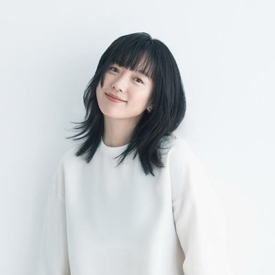 Han Hyo Joo với mái tóc đen ngắn ngang vai