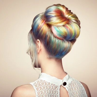 Hình ảnh mái tóc pastel highlight nhiều màu.