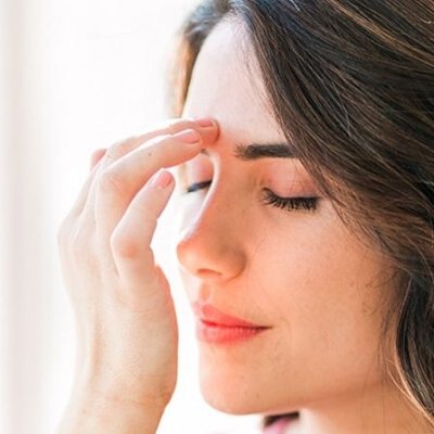 cảm xúc cô gái gõ tay lên trán