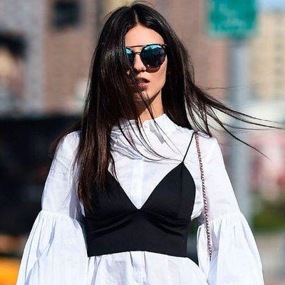 cô gái phối đồ phá cách với áo bralette và sơ mi