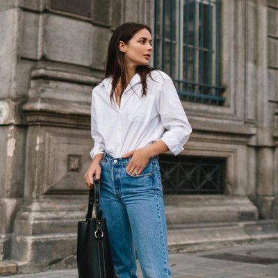 harper and harley mặc áo sơmi trắng và quần jeans 2