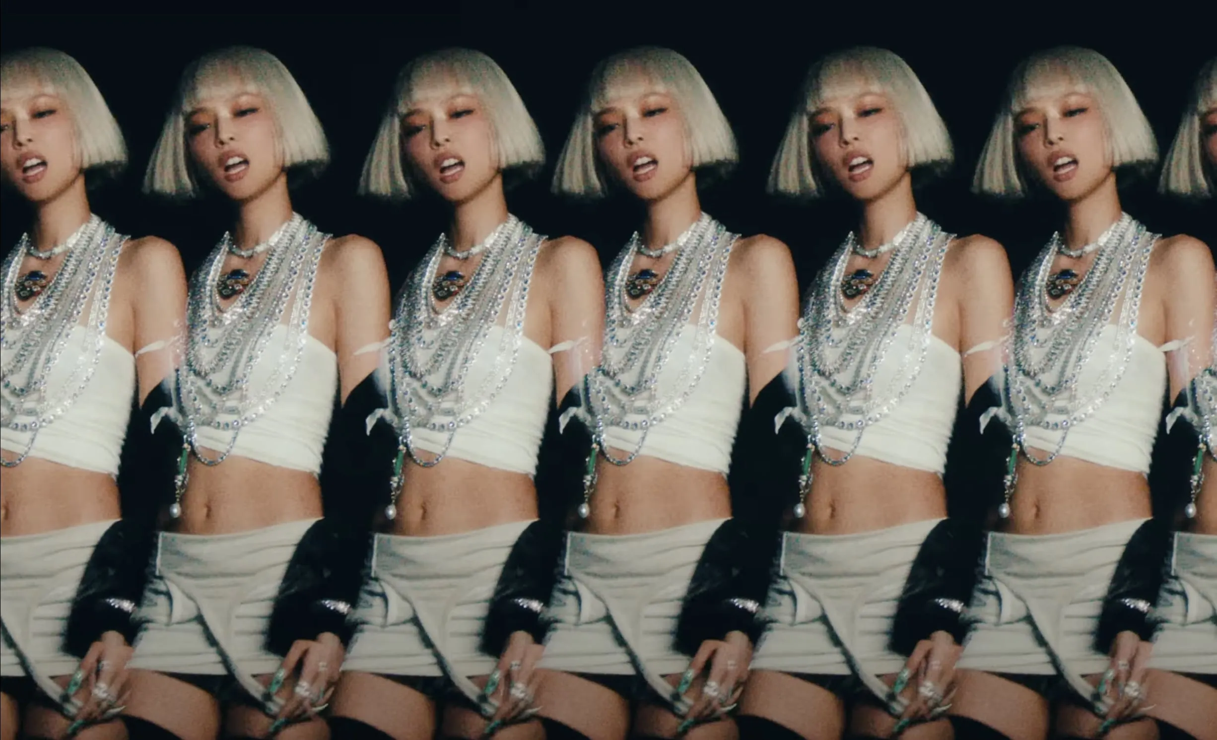 Jennie diện phụ kiện ánh bạc trong MV zen