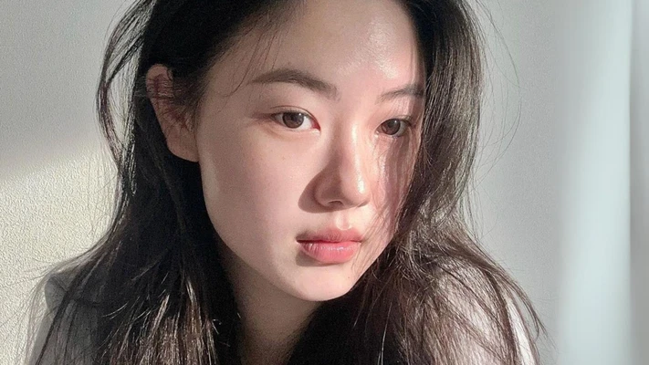 detox - cô gái Hàn Quốc xõa tóc thẳng, trang điểm nhẹ nhàng và selfie