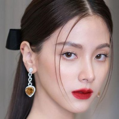 Các màu son đậm cho da trắng.