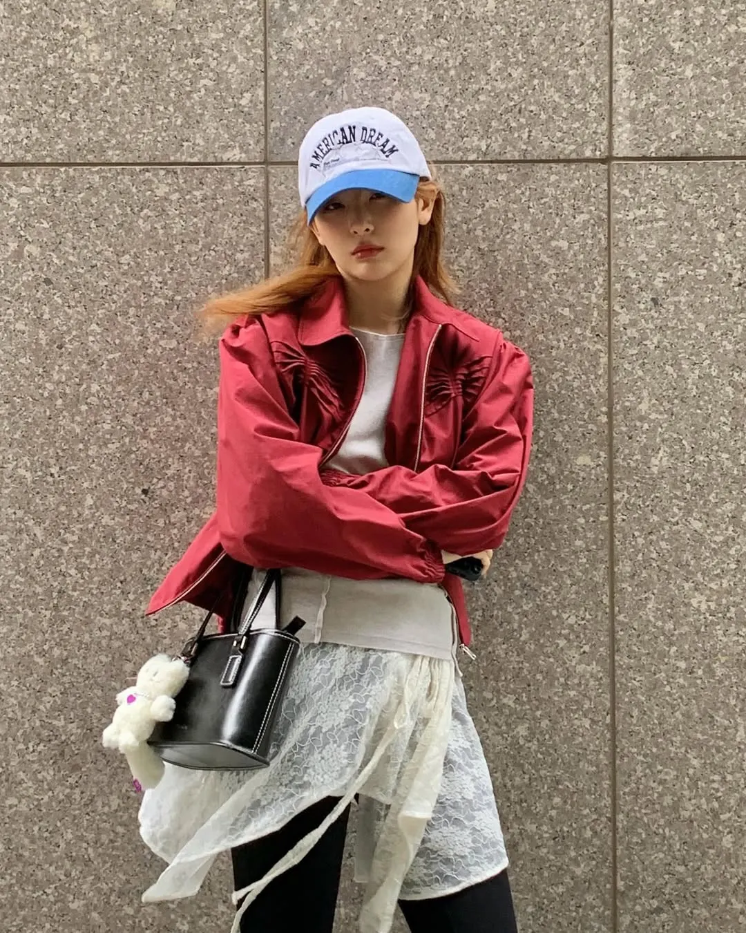 Seulgi mặc váy ren ngoài quần