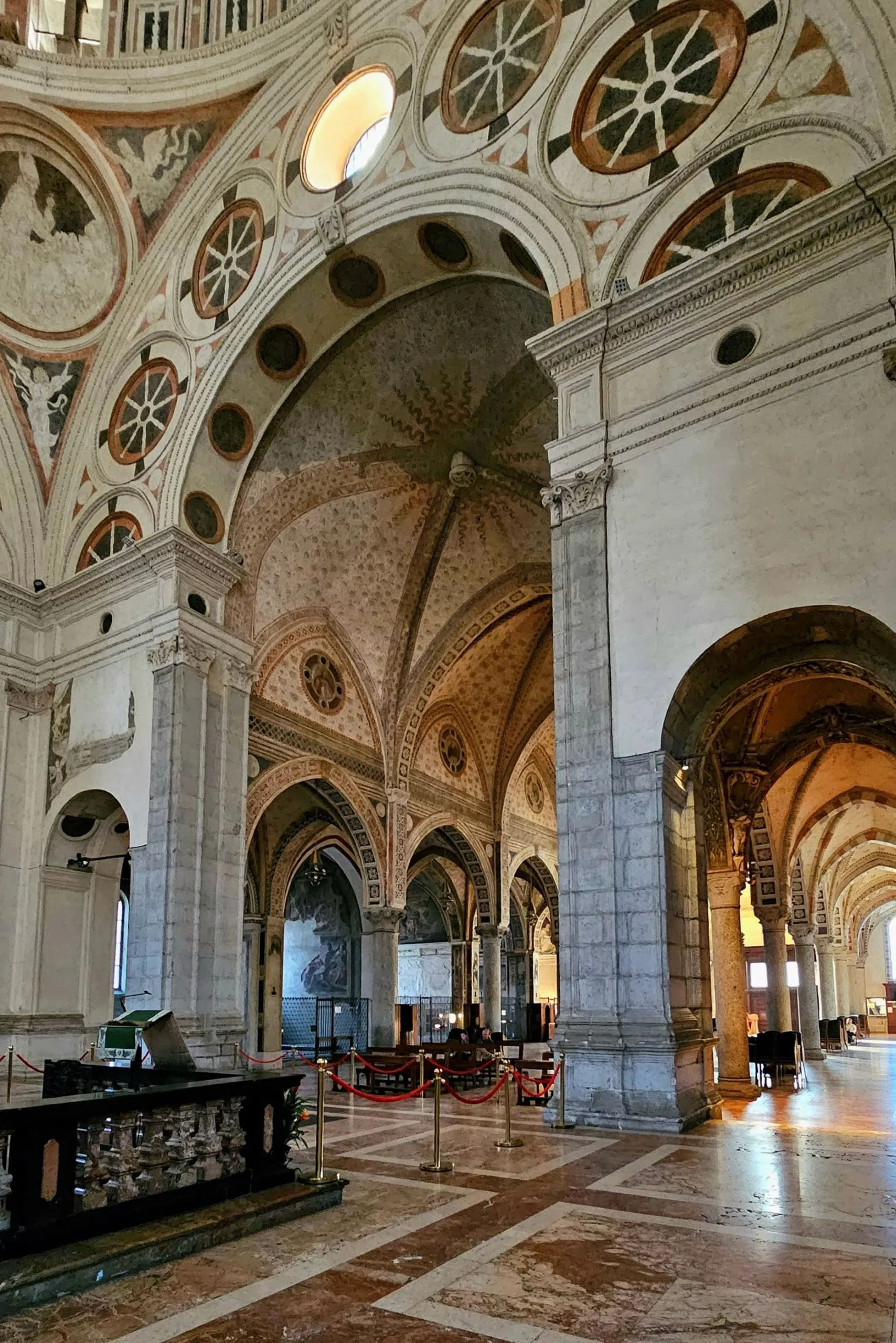 khung cảnh bên trong toà Santa Maria delle Grazie